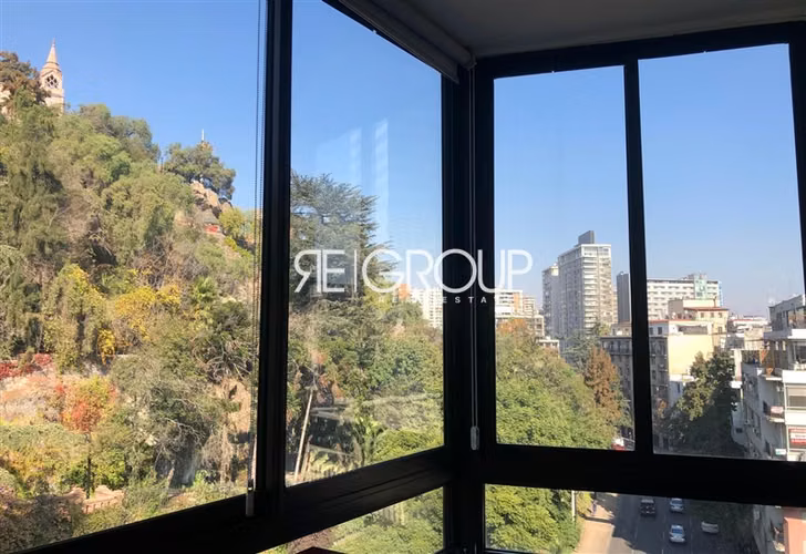 Oficina en venta con vista al Cerro Santa Lucia, Santiago