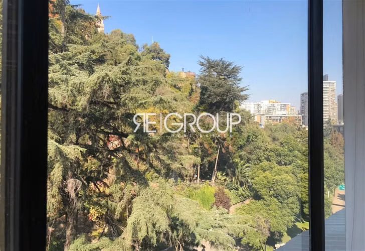 Oficina en venta con vista al Cerro Santa Lucia, Santiago
