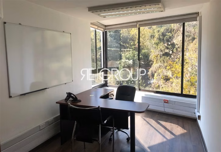 Oficina en venta con vista al Cerro Santa Lucia, Santiago