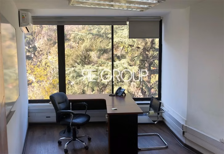 Oficina en venta con vista al Cerro Santa Lucia, Santiago