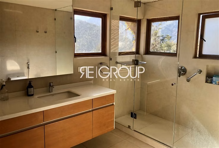 Casa 6D en condominio en El Arrayan, jardín plano