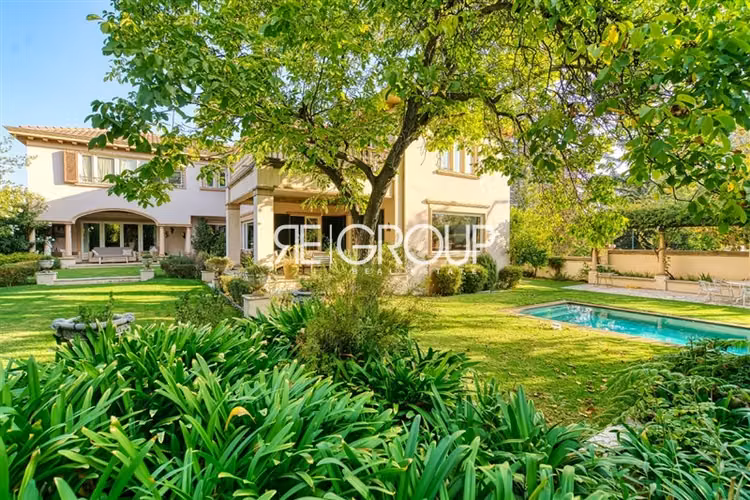Casa de estilo en venta de 6 dorm. en Lo Barnechea