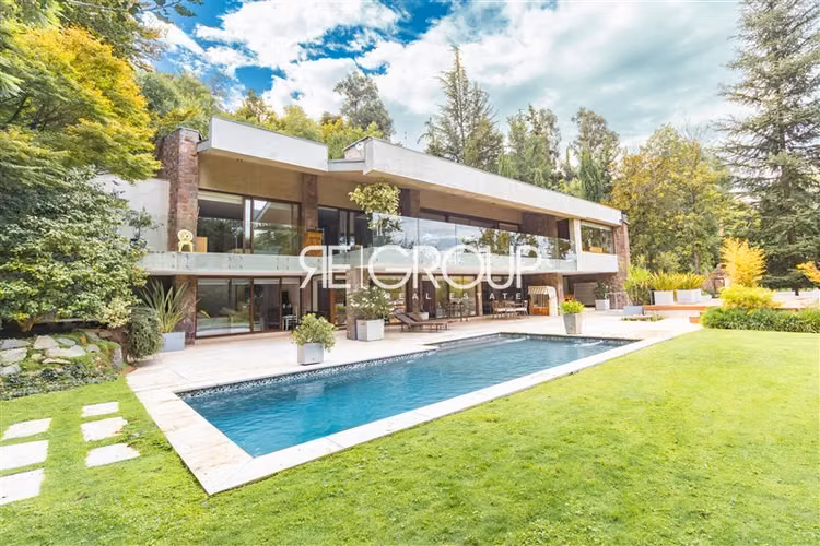 Venta casa mediterránea, 12 autos, techados, Lo Curro