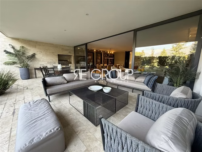Departamento con zócalo en venta de 3 dorm. en Lo Barnechea