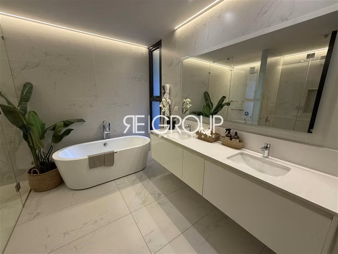 Departamento con zócalo en venta de 3 dorm. en Lo Barnechea
