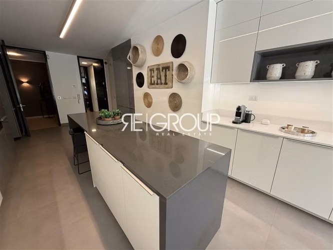 Departamento con zócalo en venta de 3 dorm. en Lo Barnechea