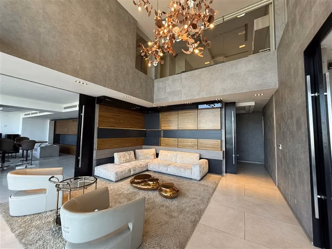 Departamento dúplex en venta de 4 dorm. en Las Condes