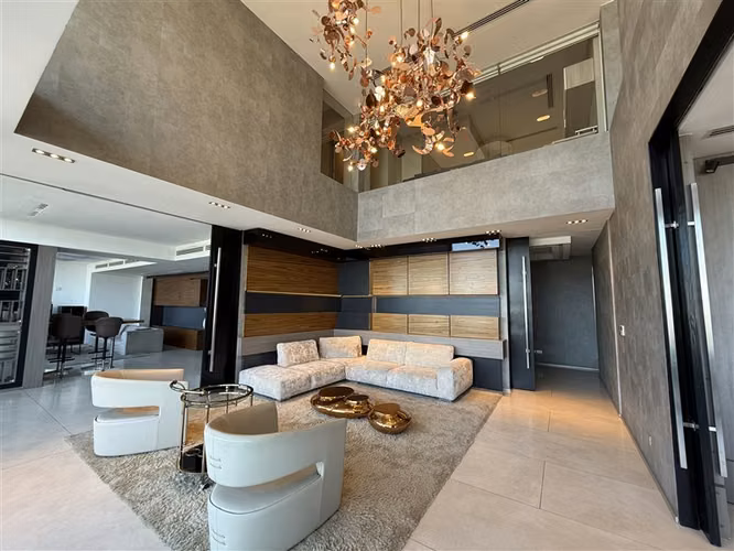 Departamento dúplex en venta de 4 dorm. en Las Condes