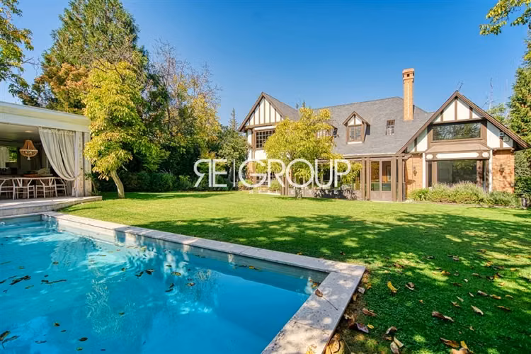 Renovada casa en venta en Los Nogales .