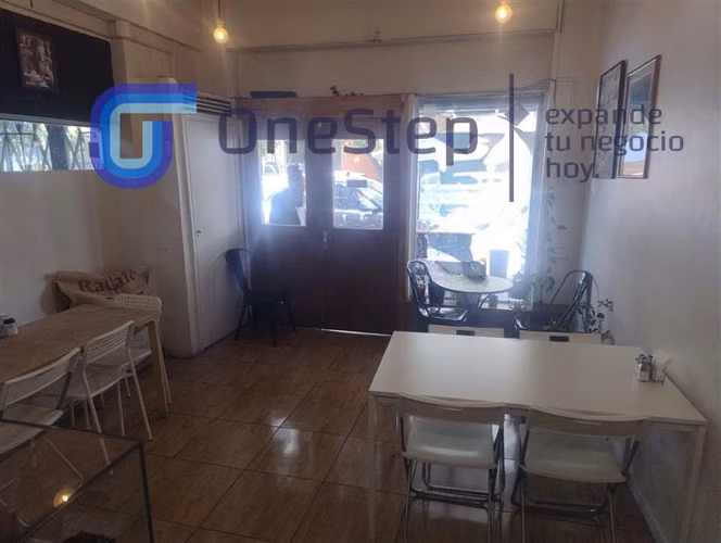 Cafetería al paso con patente elaboración de emparedados