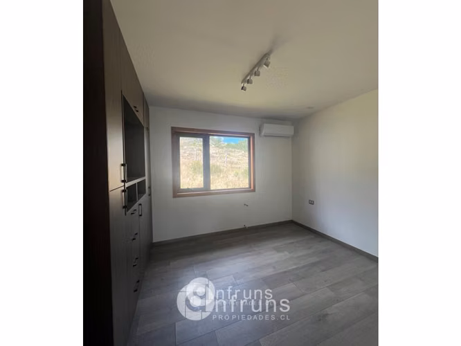 Casa en Parcela / Villa Jara