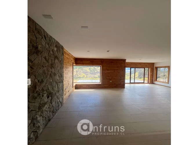 Casa en Parcela / Villa Jara