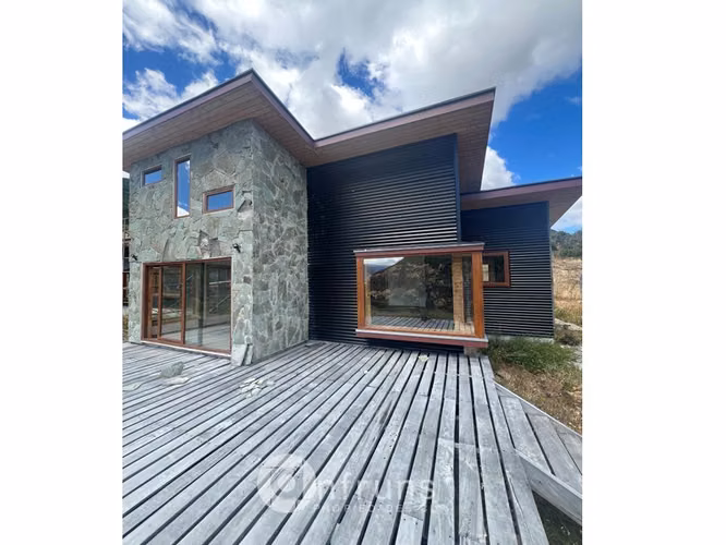 Casa en Parcela / Villa Jara
