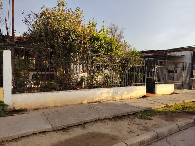 Vende Metro Plaza Maipu-casa 4d/2b + Galpon