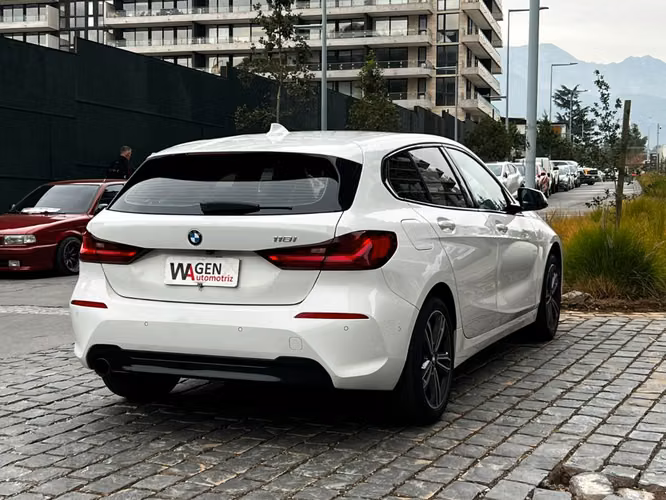 BMW 118 1.5 AT 2022