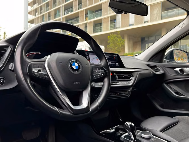 BMW 118 1.5 AT 2022