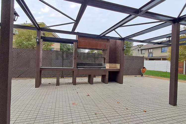 Casa 3d+3b / quincho con salida directa a parque
