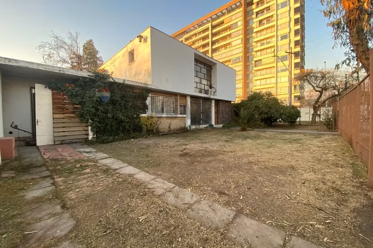Casa en la reina 5d 4b para remodelar.