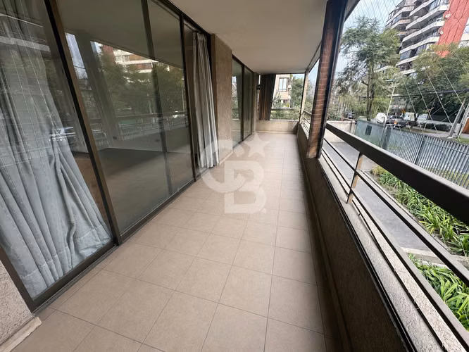 Amplio departamento en Las Condes 4D 3B