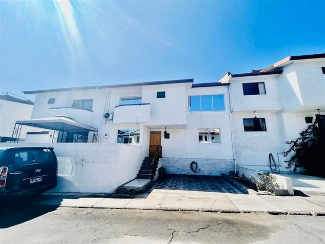 Casa en arriendo de 4 dormitorios en Iquique Condominio