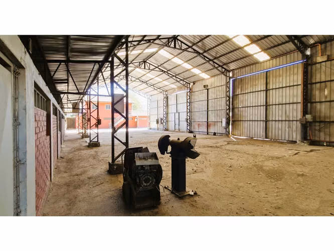 Venta de Terreno de 10.300 m2., en  Llay Llay, con 2 galpones, bodegas, casa y oficinas. 8.978 UF