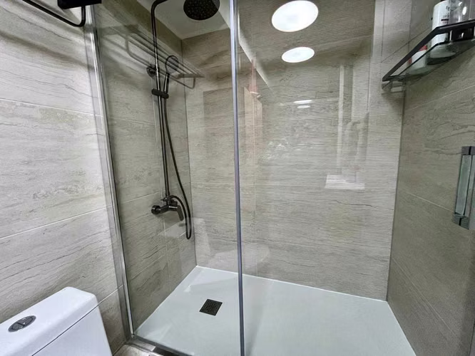 Amplio, recién remodelado con gran terraza (175718)