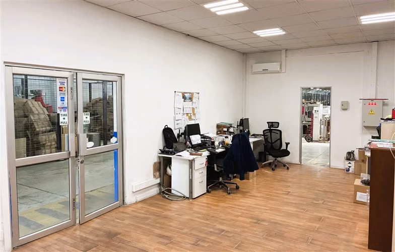 Amplio recinto de bodega con oficinas en sector de Ñuñoa