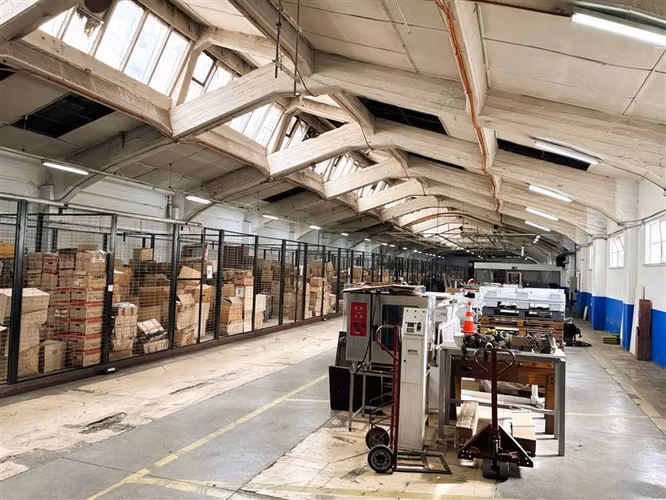 Amplio recinto de bodega con oficinas en sector de Ñuñoa
