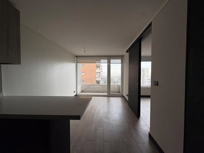 Cómodo y amplio departamento de 1 dormitorio y 1 baño con terraza, estacionamiento y bodega.