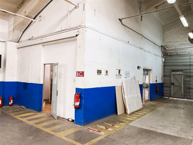 Amplio recinto de bodega con oficinas en sector de Ñuñoa