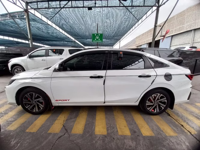 Toyota Yaris 1.5 E 4X2 SDN MT 4P 2023
