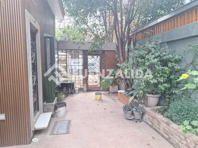 Grange Scholl Casa en venta de 4 dorm. en La Reina
