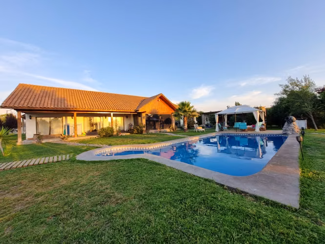 Arriendo Exclusiva Casa Colonial en Parcela de 5.000 m² | Condominio Los Quillayes | Talagante