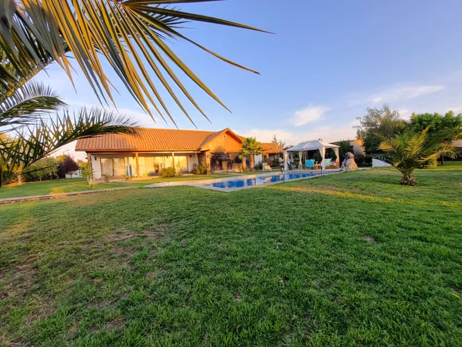 Arriendo Exclusiva Casa Colonial en Parcela de 5.000 m² | Condominio Los Quillayes | Talagante