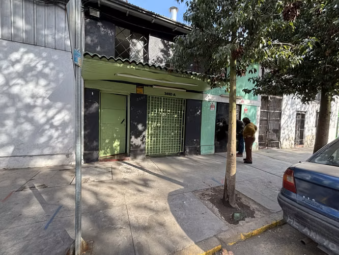 Vendo propiedad mixto en Estación Central: 2 locales comerciales + 1 departamento en un mismo título.