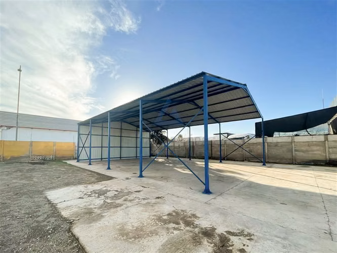 Amplio terreno con Patio Industrial, Galpón y Oficinas