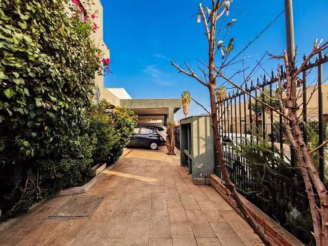 Moderna Casa con Excelente Conectividad (175774)