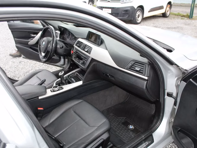 BMW 320I 2.0 MT. 2015