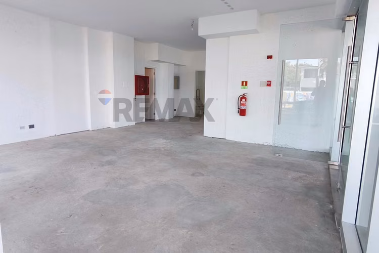 Local nuevo estratégico en avenida varela