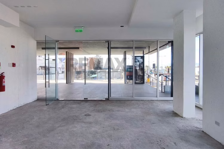 Local nuevo estratégico en avenida varela