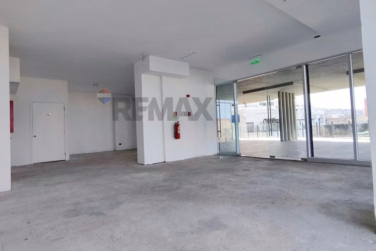 Local nuevo estratégico en avenida varela