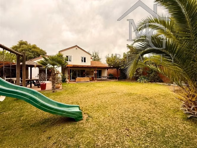 Casa en venta de 4 dorm. en PIEDRA ROJA CHICUREO Colina