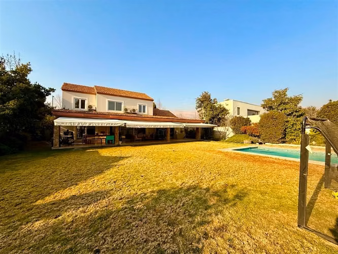 Casa en venta de 5 dorm. en Piedra Roja Colina
