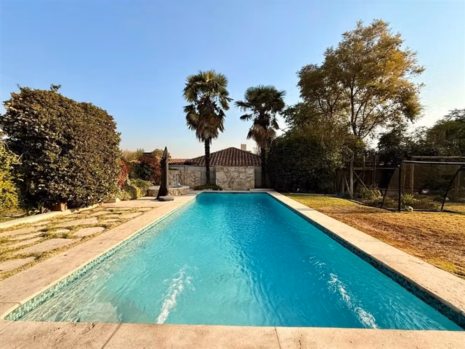 Casa en venta de 5 dorm. en Piedra Roja Colina