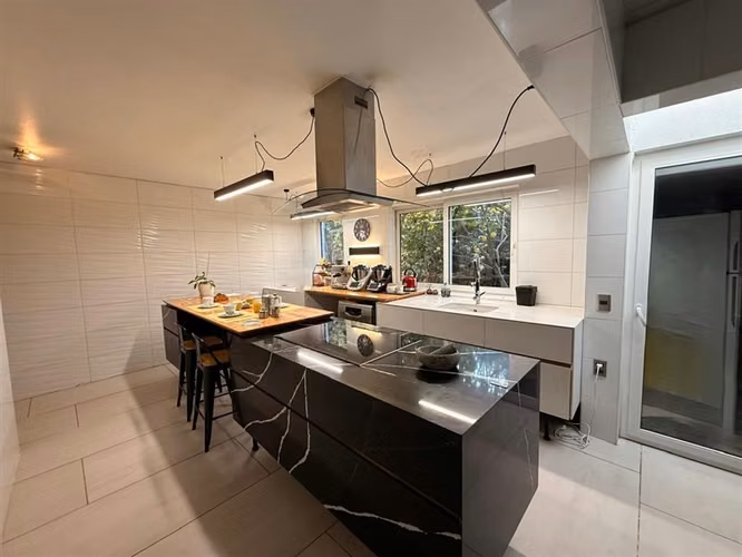 Casa en venta de 5 dorm. en Piedra Roja Colina