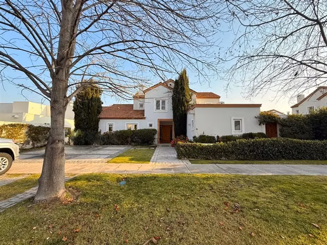 Casa en venta de 5 dorm. en Piedra Roja Colina