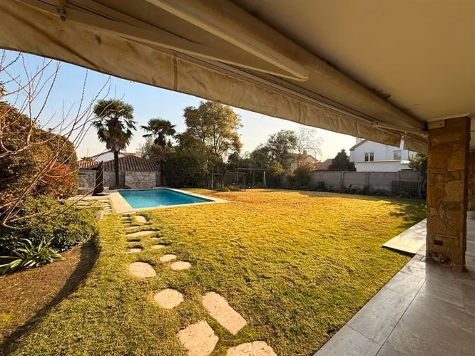 Casa en venta de 5 dorm. en Piedra Roja Colina