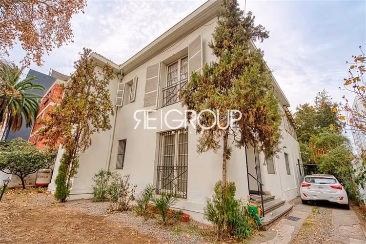 Amplia casa en venta de 8 dorm. en Providencia