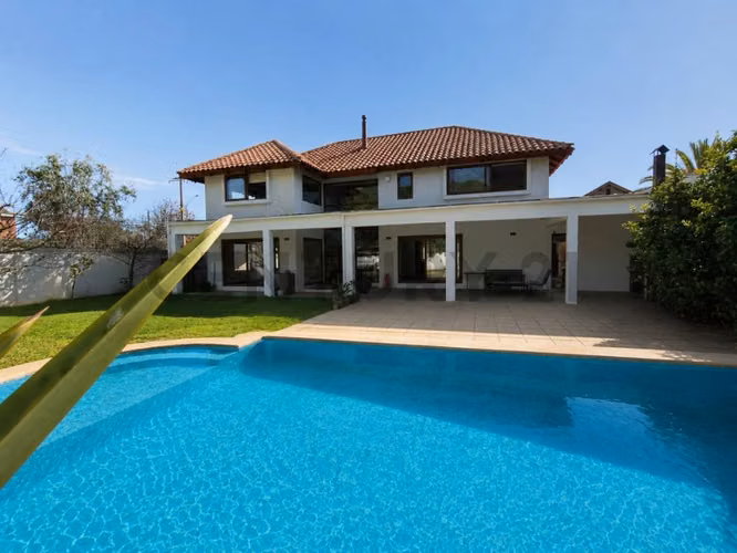 Venta Casa con piscina en Bosques de Montemar