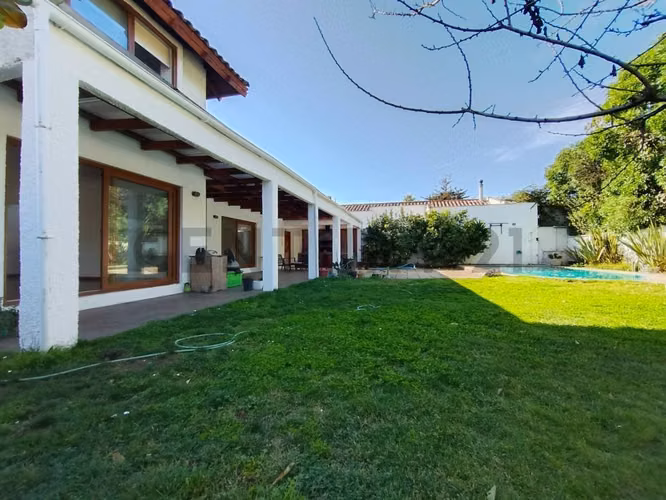 Venta Casa con piscina en Bosques de Montemar
